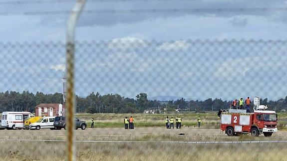 El aparato se precipitó contra el suelo en el lateral de la cabecera de la pista