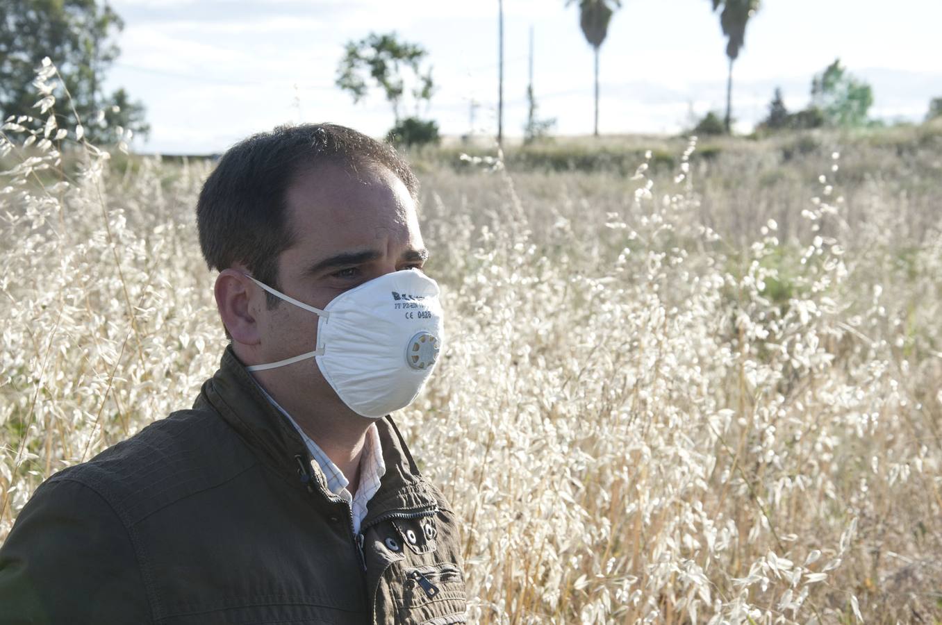 Un ciudadano de Badajoz usa una mascarilla para protegerse de los efectos del polen. :: pakopí