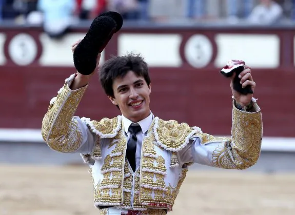 Espada tras cortar una oreja a su segundo toro. :: efe