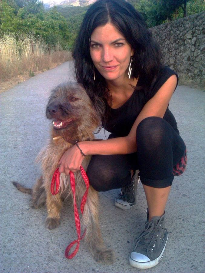 Nuria Zurita Aragonés, junto con su perrita 'Peluda'