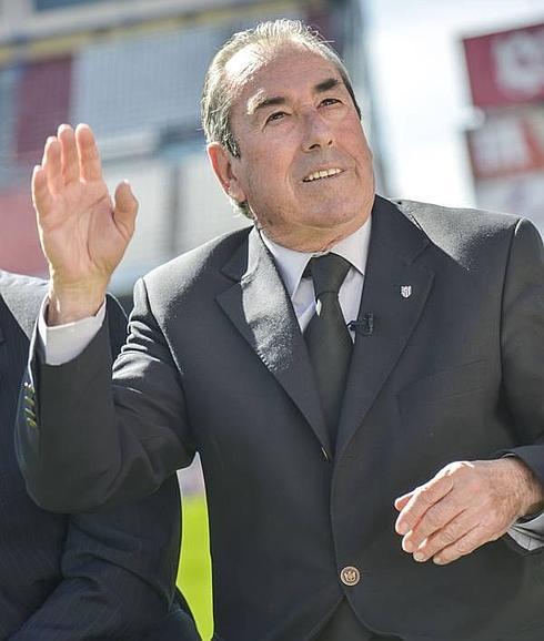 El fútbol español se une para pedir la Medalla de Extremadura para Adelardo