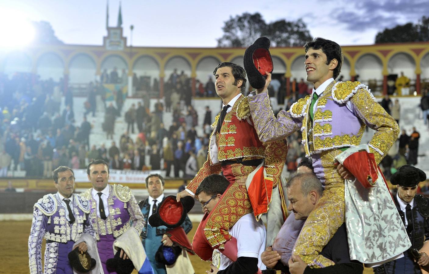 Salida a hombros de la plaza de toros de Olivenza de los diestros Morante de la Puebla y Alejandro Talavante. 