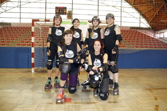 Las muñecas destructoras cacereñas, antes de su partido del pasado sábado. :: armando méndez