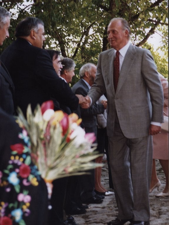 El rey saludando a Antonio Ventura en el año 2004. :: HOY