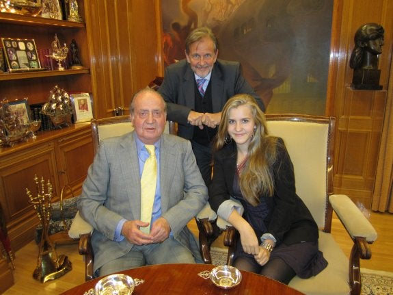 Don Juan Carlos, Diego Hidalgo y su hija Melania, ahijada del Rey, en la Zarzuela el  viernes. :: cedida