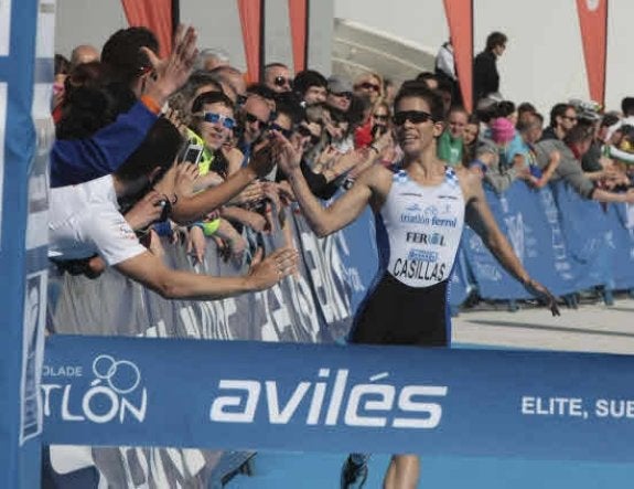 Miriam Casillas cruza la meta como campeona de España absoluta de Duatlón en Avilés. :: el comercio