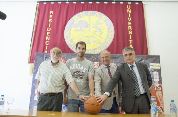 Blanco, Calderón, De la Calle y Jiménez, en la RUCAB ayer. :: pakopí