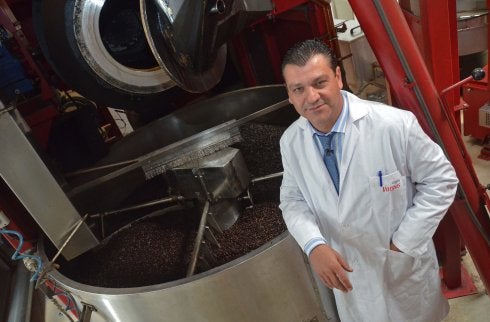 Antonio García, junto a la tostadora de café.