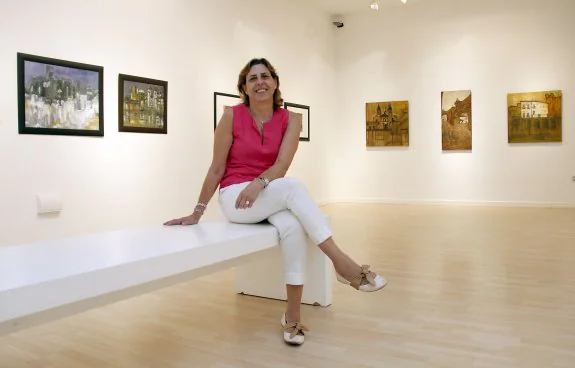 Isabel Bravo junto a obras de la muestra 'Abstracciones y perfiles cacereños'. :: Marisa