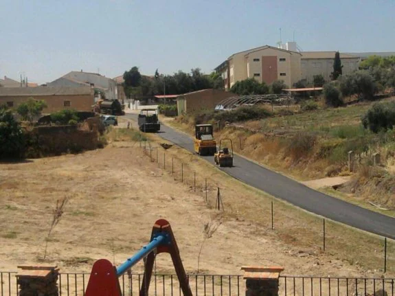 La maquinaria trabajando en la carretera. :: CEDIDA