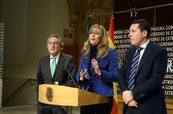 Antonio Fernández, Cristina Teniente y Pedro Tomás Nevado-Batalla en una rueda de prensa. :: hoy