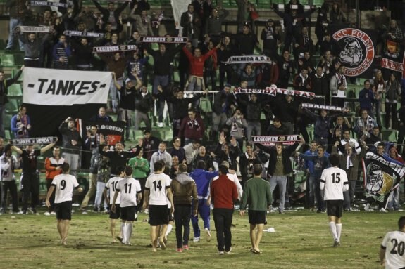 Los jugadores del Mérida siempre son obligados por sus aficionados a salir tras cada partido para saludarles y cantarles. :: J. M. ROMERO