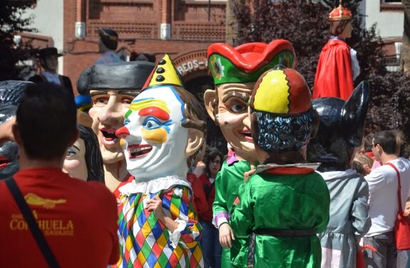 El pasacalles de gigantes y cabezudos llenó de colorido el centro de la ciudad.