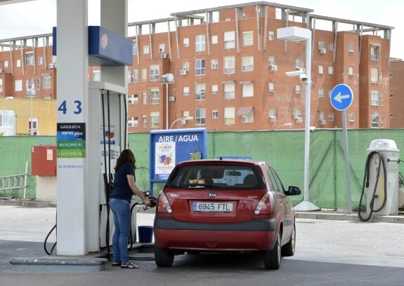 Una mujer, en el surtidor de una gasolinera de la capital. :: susana merino 