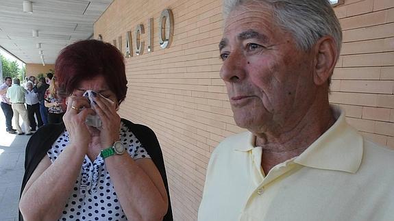 Juan González Plata y su mujer, que no puede reprimir el llanto, a las puertas de los juzgados