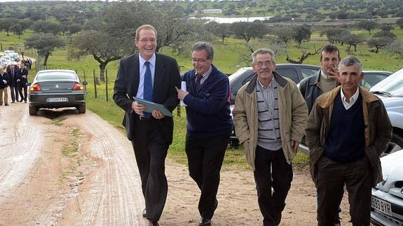 Román Prieto, a la izquierda, inició la cadena de dimisiones en el Consejo Rector.