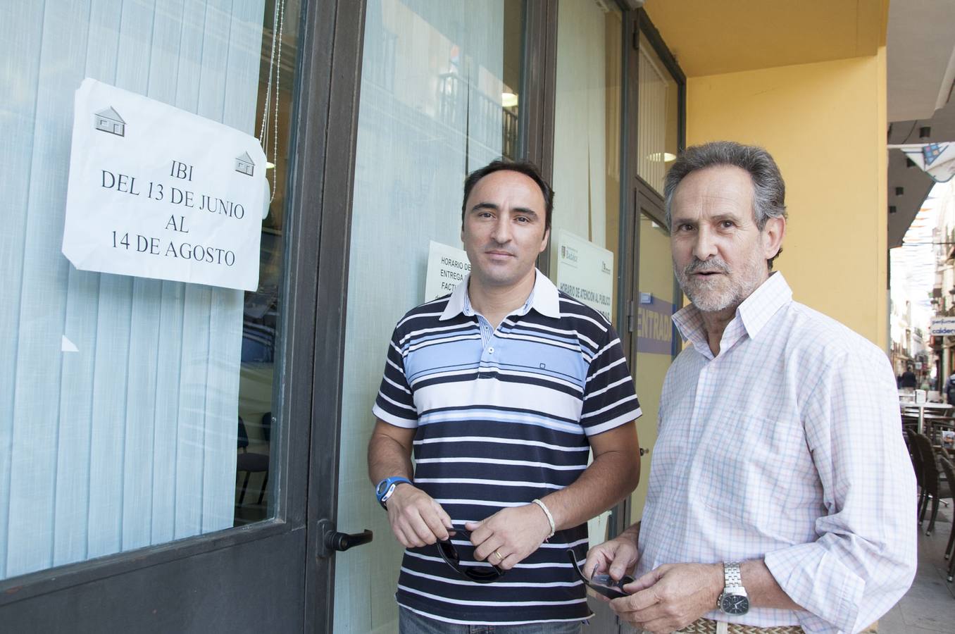 Federico Méndez y Pedro Sánchez, ayer en la puerta de la recaudación municipal::
