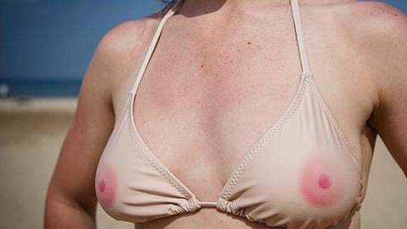 Una chica luce el tata top en la playa.