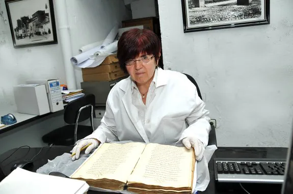 Ester Sánchez Calle trabajando en el Archivo Municipal de Plasencia. :: david palma