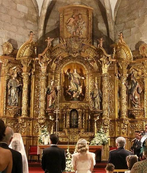 Boda reciente ante el retablo de Santa María restaurado. 