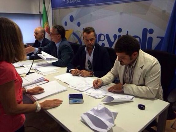 El alcalde de Vivares firmando el convenio con la Diputación. :: sg