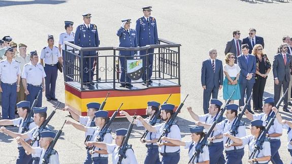 Acto militar del relevo celebrado ayer en la base. 