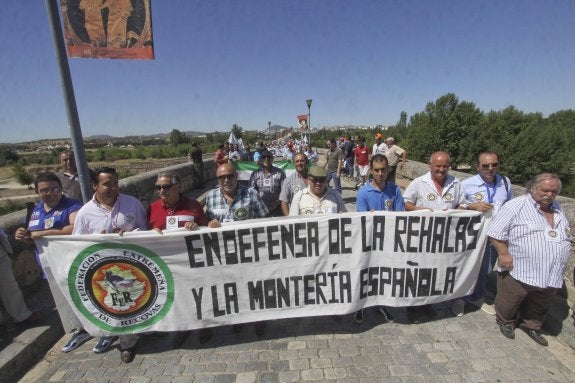 Cabecera de la manifestación que ayer convocaron los rehaleros en Mérida. :: romero