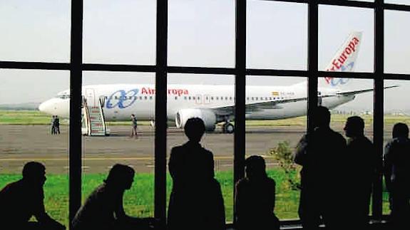 Pasajeros esperando para embarcar en el aeropuerto de Badajoz.