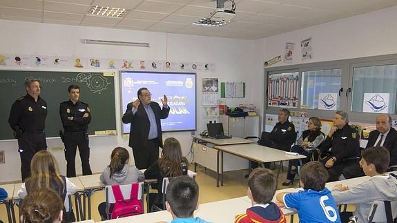 La Policía Nacional ofrece una charla sobre acoso escolar
