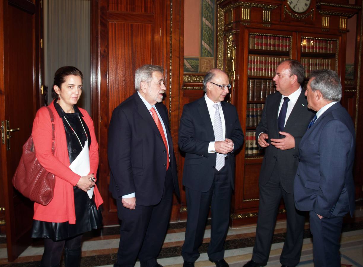 El ministro de Hacienda, Cristobla Montoro, con el presidente de la Junta de Extremadura, José Antonio Monago.