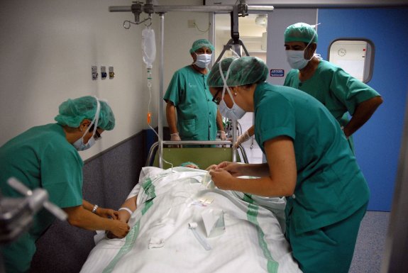 Un paciente es conducido a los quirófanos para una operación en el Hospital de Mérida. :: HOY