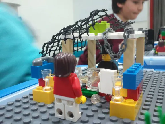 Muestra de uno de los proyectos realizados con piezas LEGO en los cursos de Educarobot. :: S.E.