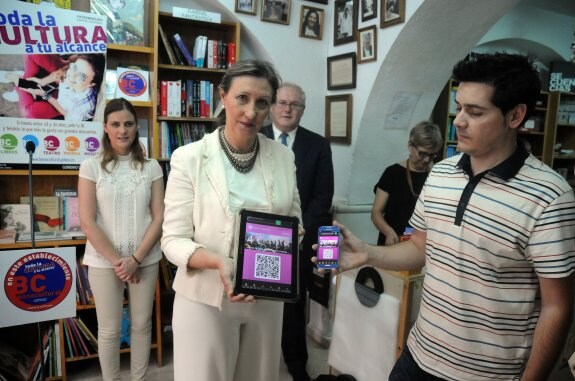 Presentación del lanzamiento de los bonos culturales en la librería San Francisco de Mérida. :: brígido