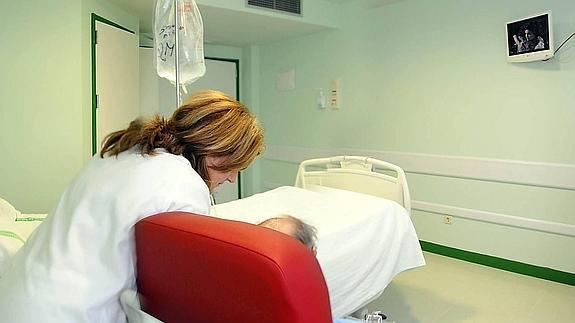 Una enfermera atiende a un paciente en un hospital