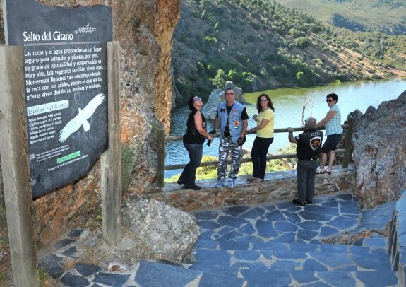 Turistas visitan el Salto del Gitano en el Parque Nacional de Monfragüe. :: david palma