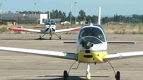 Los pilotos de la Vuelta Ibérica hacen escala en la Base Aérea de Talavera la Real