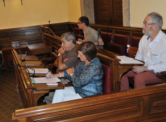 Blanco y Barbancho ya no ocuparon su asiento de concejales en el último pleno. :: hoy