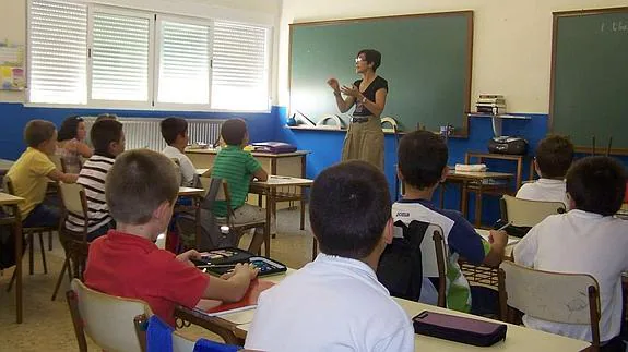 Un profesor de Primaria imparte clase en un centro docente de la región
