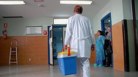 Una profesional sanitaria accede a la zona de trasplantes del Hospital Infanta Cristina de Badajoz