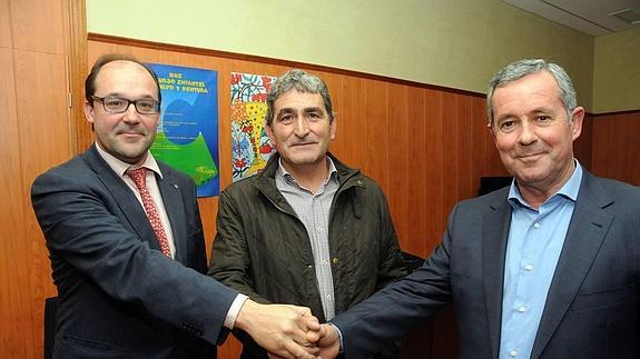 Aceitón (director general), Pérez, (presidente actual) y Traver (el anterior), en la sede de Acorex.
