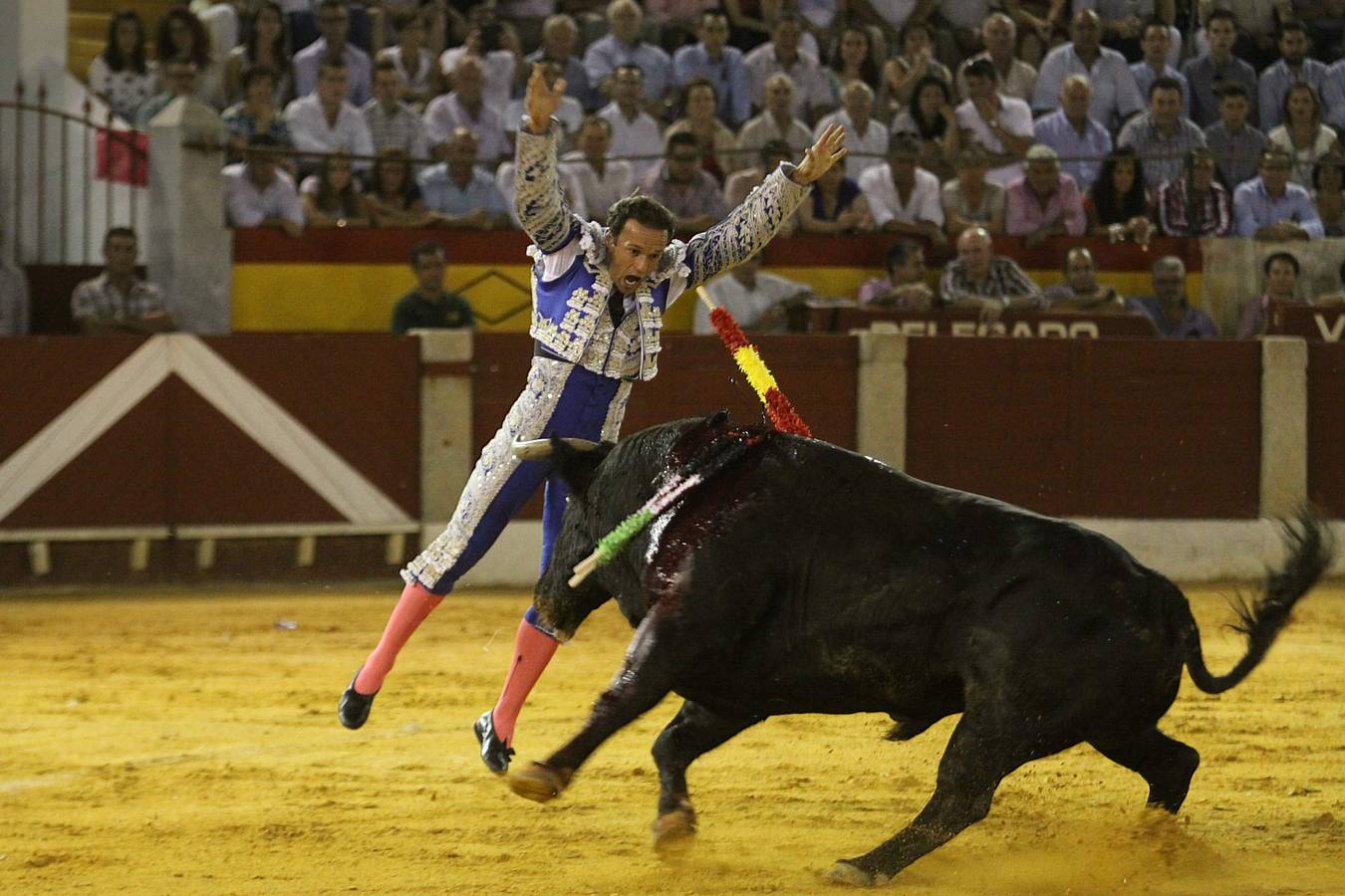 Antonio Ferrera banderillea a Valeroso, primero de los zalduendos que le tocaron en suerte. :: j.m. romero