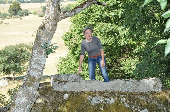 La historiadora Montaña Domínguez muestra la llamada tumba de la princesa. :: palma