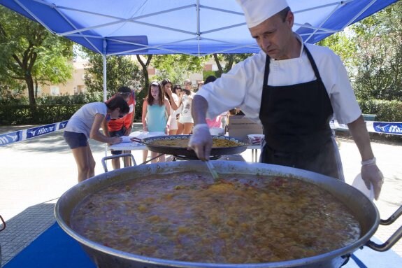 El cocinero Luisma Pozas fue el maestro de ceremonias en la jornada de ayer. :: jorge rey