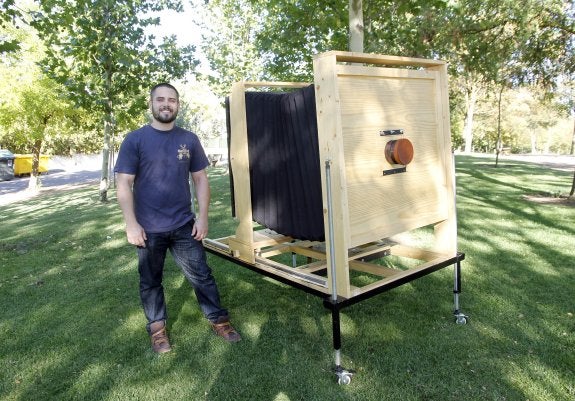 Joaquín Paredes, con su enorme máquina, fotografiado ayer en un parque. :: armando méndez