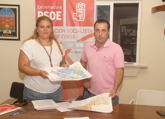 La portavoz socialista, Fabia Moreno Santos, acompañada del concejal José María Rivas García, en la sede del PSOE. :: karpint