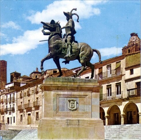 Estatua de Pizarro o de Francesc de Pinós de So i Carrós . :: hoy