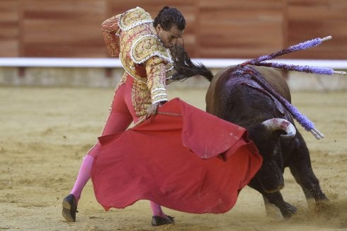 El diestro Iván Fandiño durante la faena con muleta a su primer toro en la última corrida de la Feria. :: efe