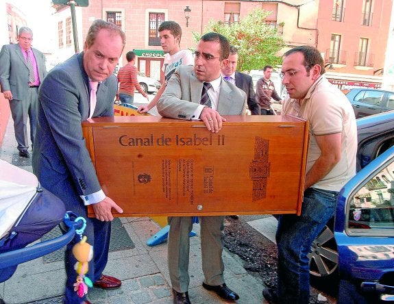 Personal de Canal de Isabel II cuando presentaron la oferta de la contrata en octubre de 2010. :: hoy