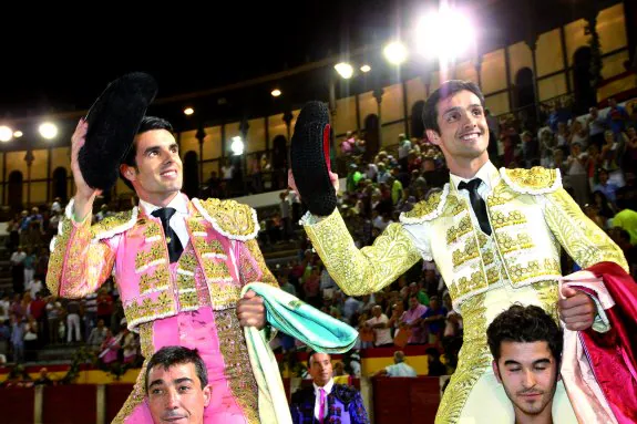 Emilio de Justo (i.) y Miguelín Murillo (d.) salen a hombros de la plaza de Almendralejo. M. ROMERO