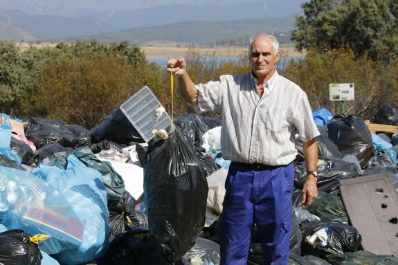 El alcalde en funciones de Guijo de Granadilla, Emiliano Gallardo, en el basurero levantado en el embalse. :: andy solé